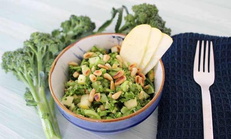 Brokkoli Apfel Salat Mit Pinienkernen Und Parmesan Grune Gemuse Power Fur Schwangere Und Stillende