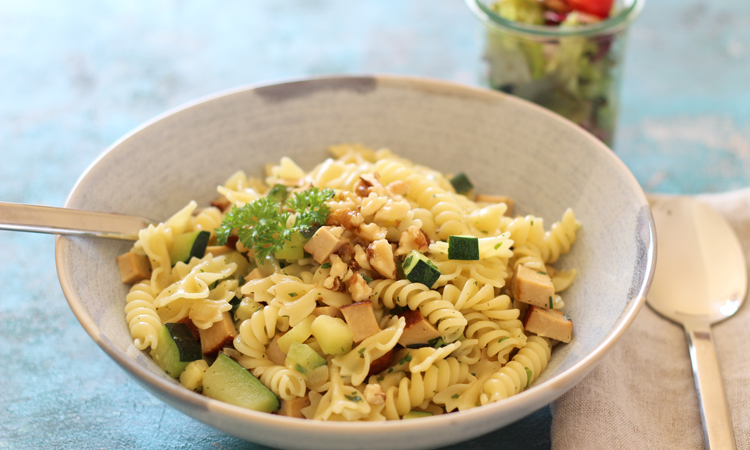 Pasta Mit Vegetarischer Zucchini Krauter Carbonara Ein Gesundes Minuten Rezept